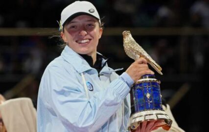 qatar-open:-iga-swiatek-beats-jessica-pegula-in-straight-sets-to-defend-title