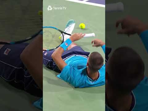 hubert-hurkacz-sportsmanship-mid-tennis-match-