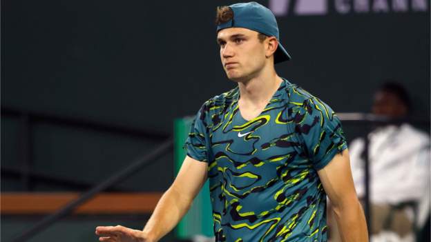 indian-wells:-britain’s-jack-draper-retires-against-carlos-alcaraz-with-stomach-muscle-injury