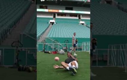 berrettini-goes-goalkeeper-mode-