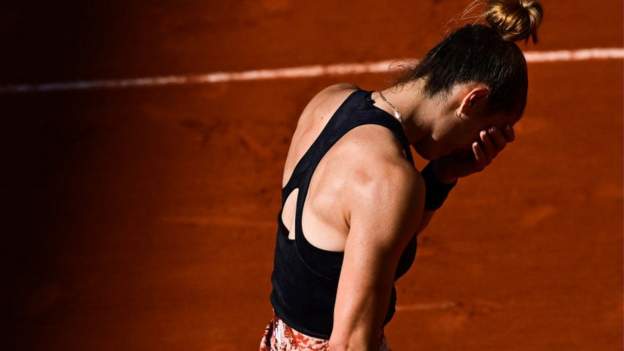 french-open-2023-results:-eighth-seed-maria-sakkari-beaten-by-karolina-muchova,-jessica-pegula-progresses