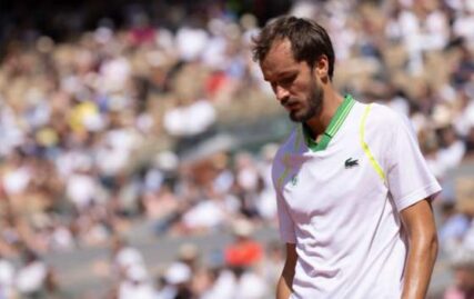 wimbledon:-russian-and-belarusian-players-still-waiting-for-visas-to-enter-uk
