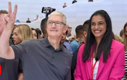 pv-sindhu-meets-tim-cook-and-offers-badminton-match-to-apple-ceo