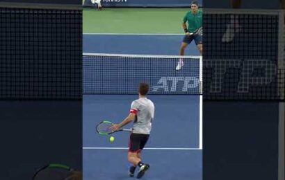 roger-federer-hits-sublime-two-handed-backhand-volley-