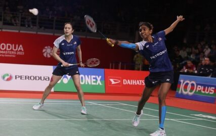 badminton:-pearly-thinaah-smash-into-hk-open-finals