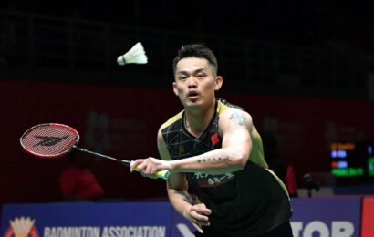 left-handed-people-have-a-slight-advantage-in-badminton