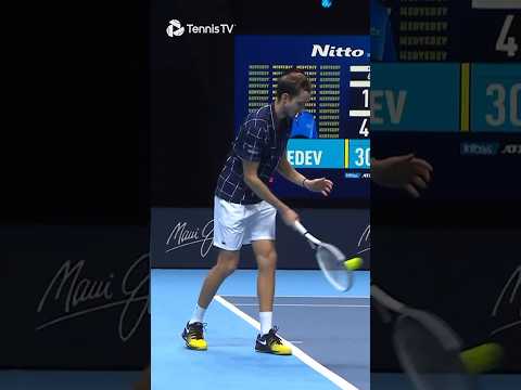 medvedev-hits-an-underarm-serve-against-zverev-
