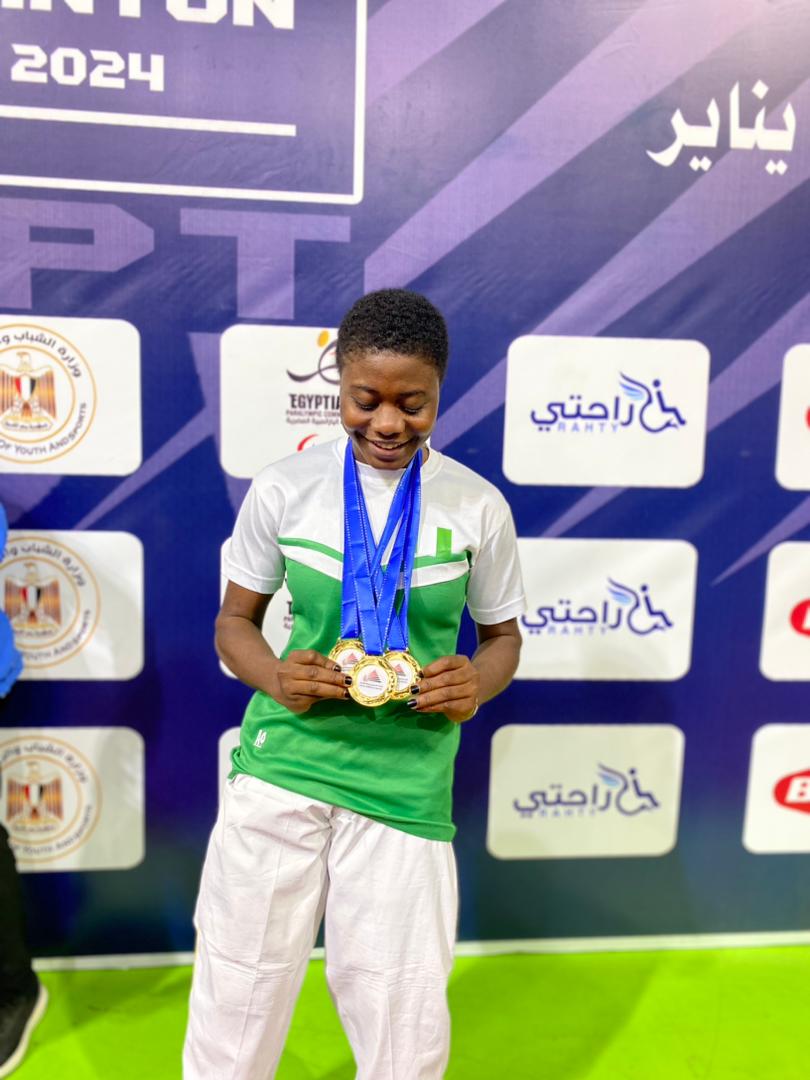 para-badminton:-nigeria’s-eniola-mariam-makes-history,-wins-three-gold-medals