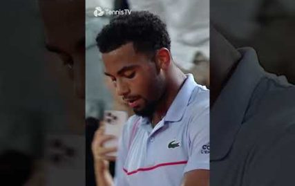 fils-left-his-brother-hanging-
