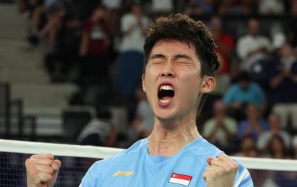 loh-kean-yew-stuns-china’s-world-number-1-shi-yu-qi,-through-to-badminton-asia-championships-semis