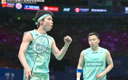 badminton:-aaron-wooi-yik-smash-past-china’s-defending-champions-to-reach-asian-c’ships-final