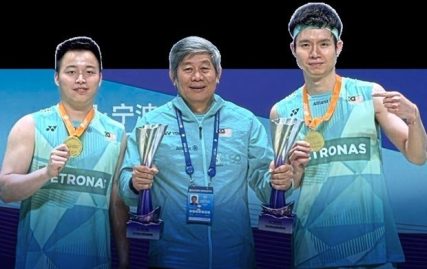 aaron-proves-nothing-can-stop-him-from-winning-with-wooi-yik,-and-credits-coach-herry