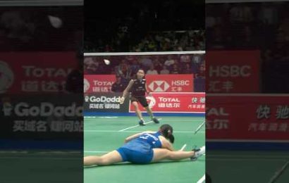 full-splits-mid-rally-beiwen-zhang-crazy-moment-#bwf-#badminton