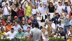‘it-can’t-look-like-a-circus’-–-munar-accuses-crowd-of-‘lack-of-respect’