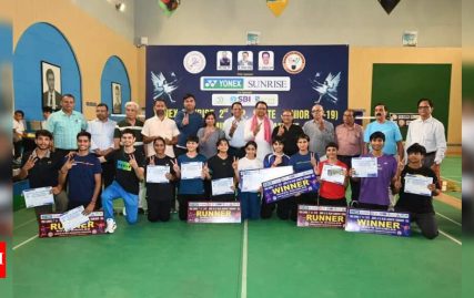 devang,-divyanshi-claim-titles-in-badminton-championship