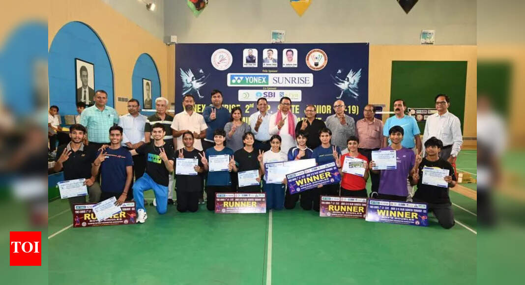 devang,-divyanshi-claim-titles-in-badminton-championship