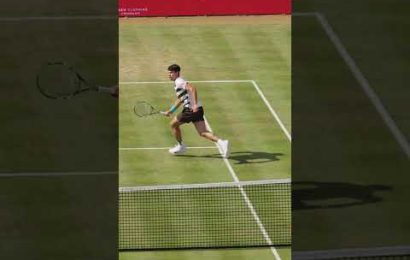 carlos-alcaraz-gliding-on-a-grass-court-