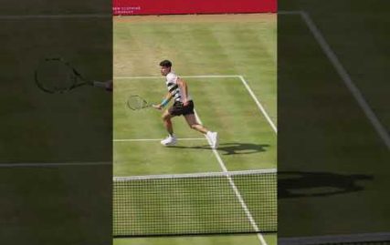 carlos-alcaraz-gliding-on-a-grass-court-