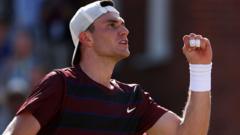 late-racquet-swap-propels-draper-into-queen’s-last-eight